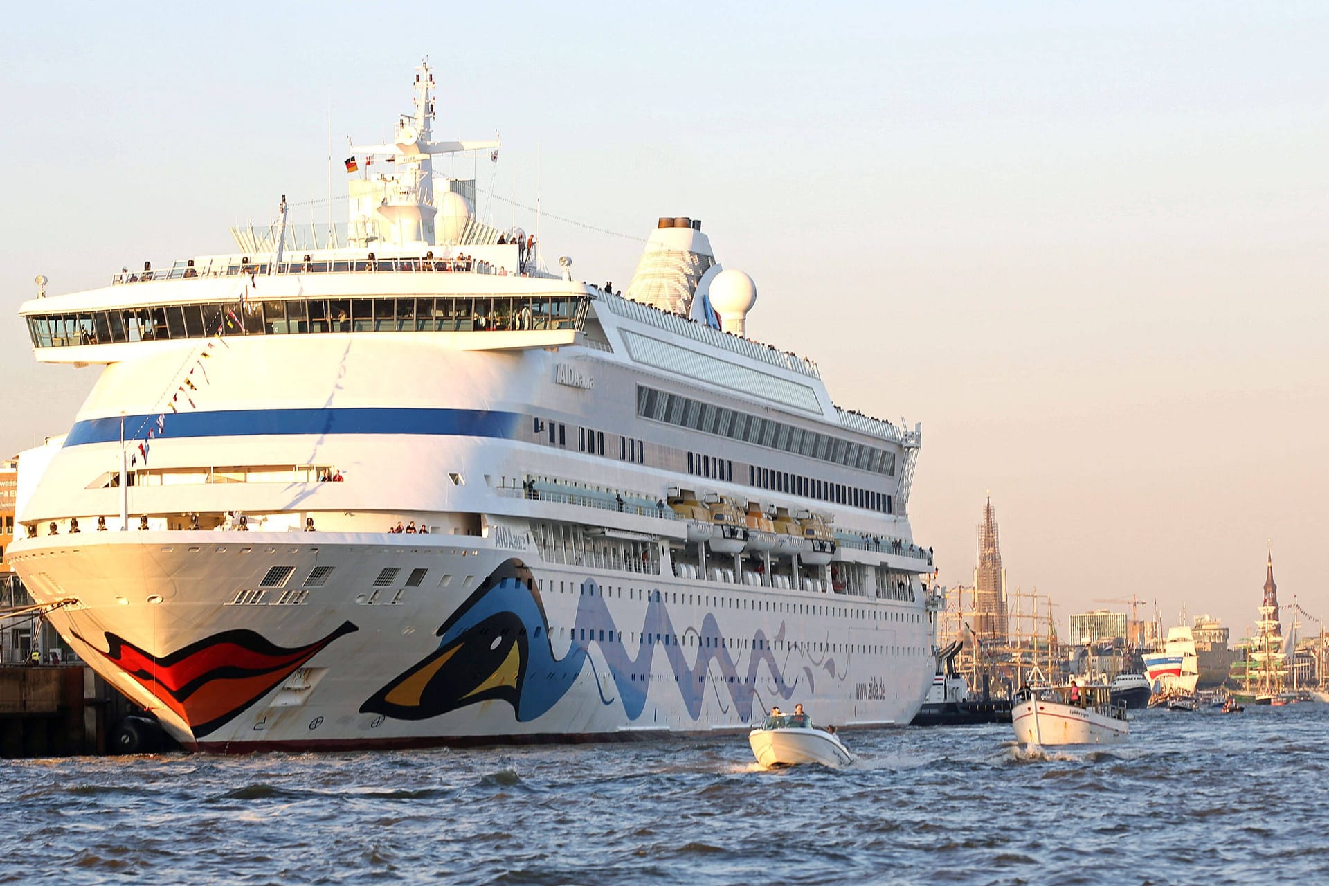 Die "Aida Aura" an den Landungsbrücken in Hamburg (Archivbild): Auf ihrer Abschiedssaison wird sie auch in die Hansestadt kommen.