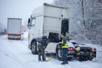 Das Schneetief sorgt für Chaos: Betroffen ist unter anderem Westsachsen, aber auch in Franken störte der Schnee den Verkehr.