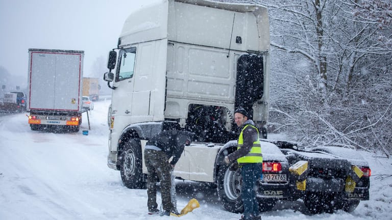 Das Schneetief sorgt für Chaos: Betroffen ist unter anderem Westsachsen, aber auch in Franken störte der Schnee den Verkehr.