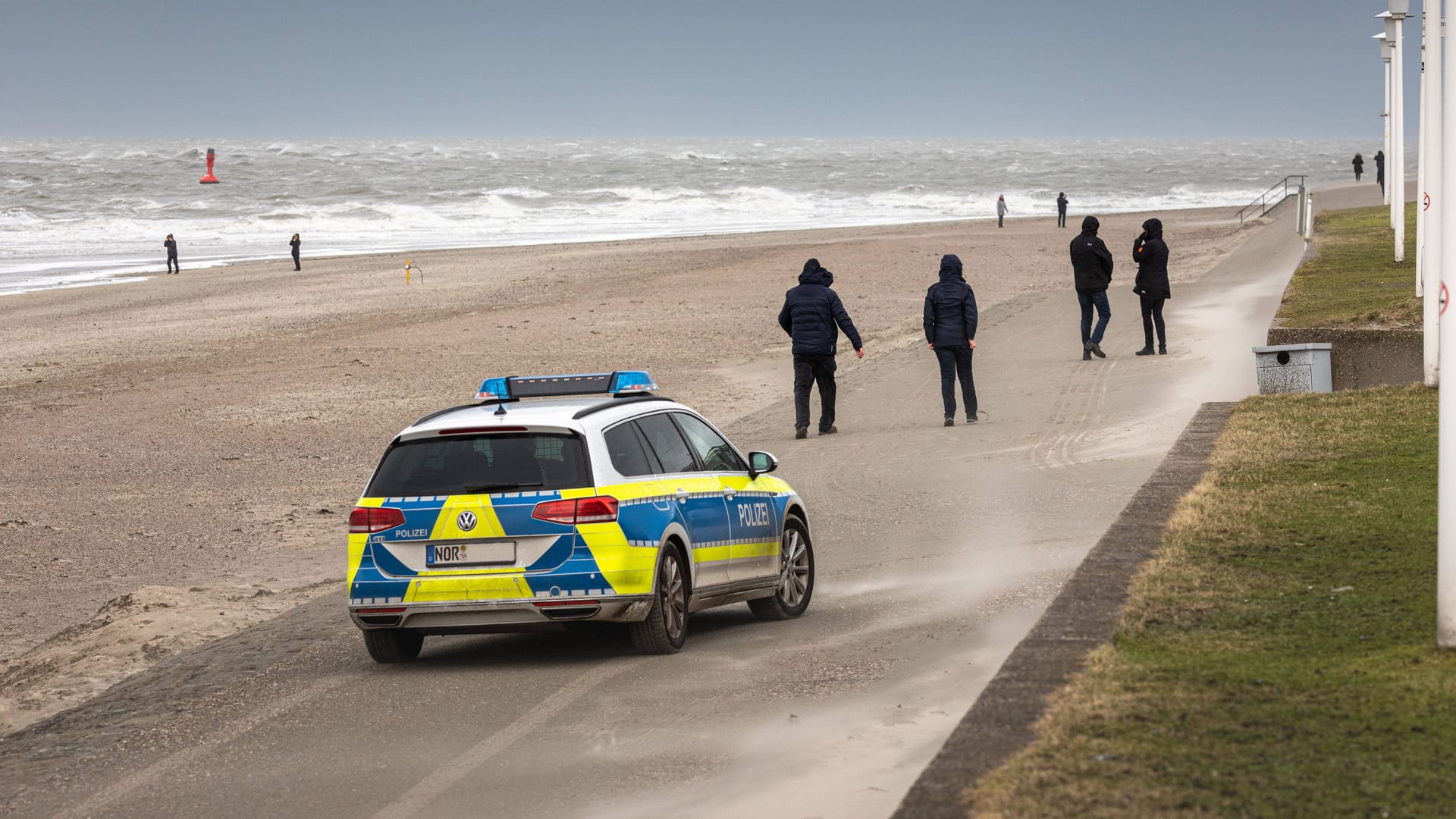 Ein Einsatzwagen der Polizei am Strand von Norderney (Archivfoto): Die Todesursache war bei Auffinden der Leiche noch unklar.