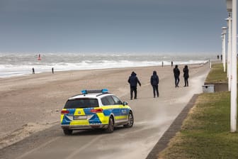 Ein Einsatzwagen der Polizei am Strand von Norderney (Archivfoto): Die Todesursache war bei Auffinden der Leiche noch unklar.