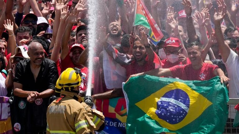 Ausgelassene Stimmung und etwas Abkühulung bei der Amtseinführung für den neuen Präsidenten: Hunderttausende Anhänger Lulas feiern den Regierungswechsel auf den Straßen von Brasília.
