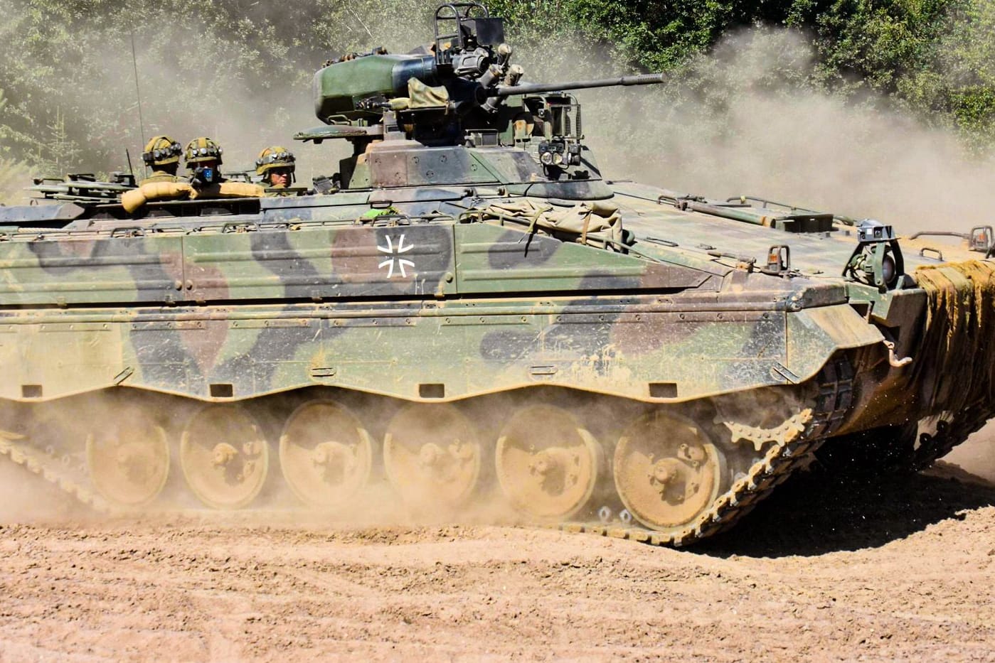 Ein Marder-Panzer der Bundeswehr (Archivbild): 40 Fahrzeuge sind bereits in der Ukraine.