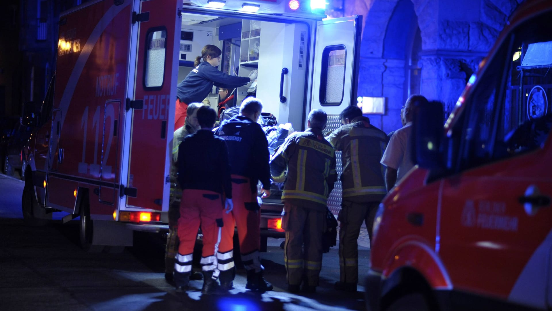 Rettungskräfte bei einem Einsatz (Symbolbild): Am Sonntag sind Rettungskräfte in Hellersdorf mit Böllern beworfen worden. Rettungskräfte bei einem Einsatz (Symbolbild): Am Sonntag sind Rettungskräfte in Hellersdorf mit Böllern beworfen worden.