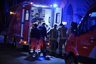 Rettungskräfte bei einem Einsatz (Symbolbild): Am Sonntag sind Rettungskräfte in Hellersdorf mit Böllern beworfen worden.
