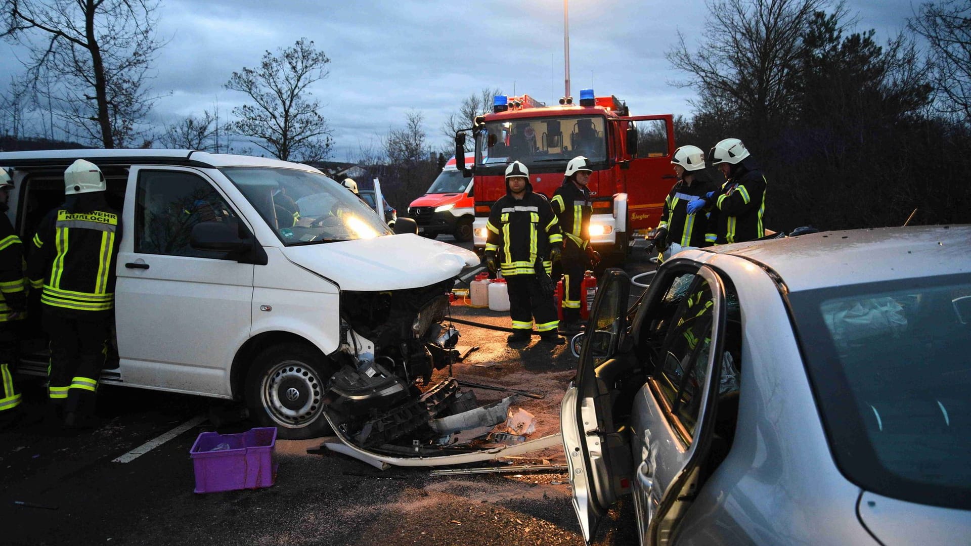 Helfer stehen nach einem Unfall auf der B3 an zwei beschädigten Auto: Sieben Menschen sind dabei teils schwer verletzt worden. Helfer stehen nach einem Unfall auf der B3 an zwei beschädigten Auto: Sieben Menschen sind dabei teils schwer verletzt worden.