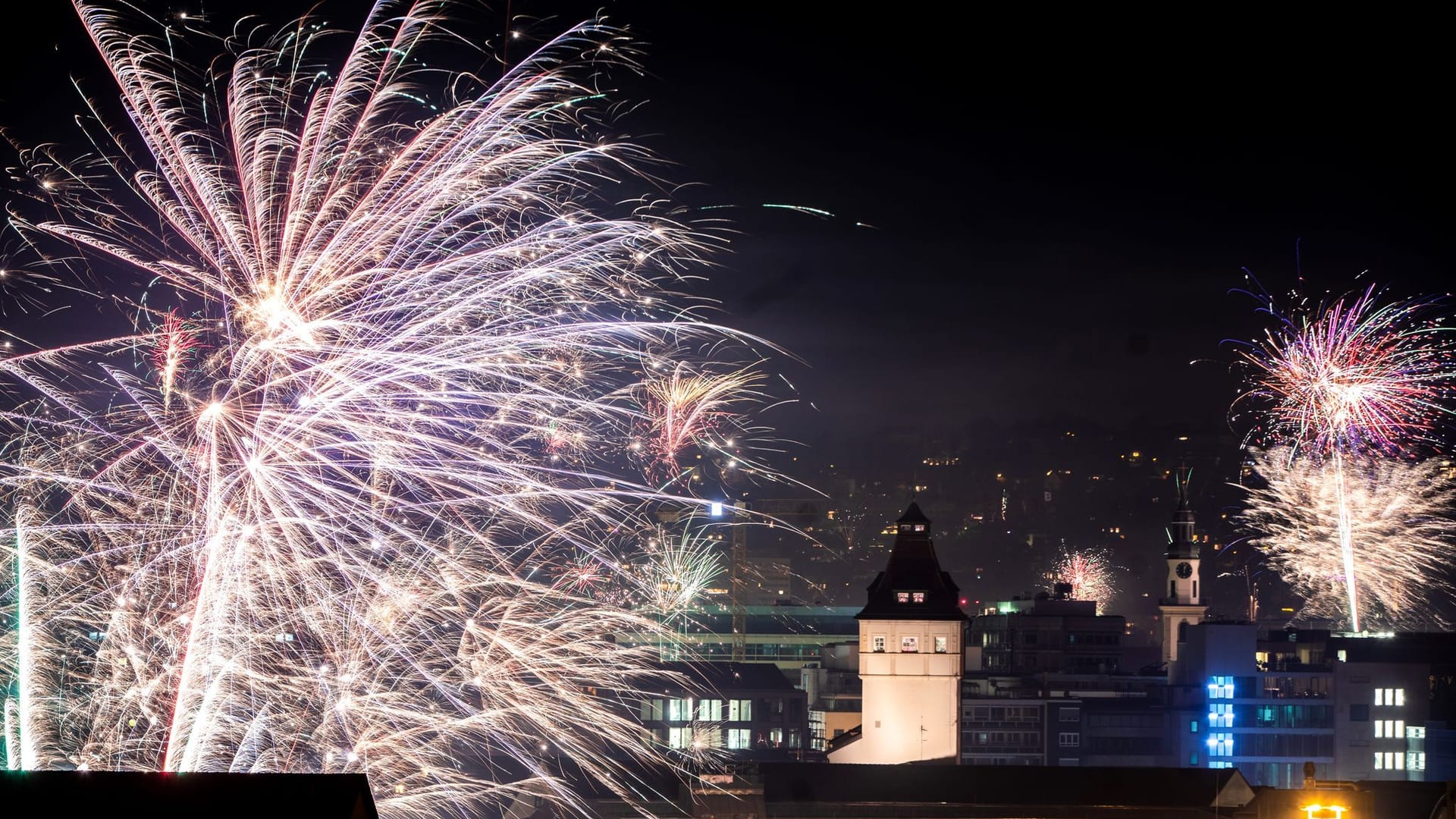 Silvesterraketen über Stuttgart: Das neue Jahr beginnt für sieben Menschen aus Baden-Württemberg mit einer schönen Überraschung.