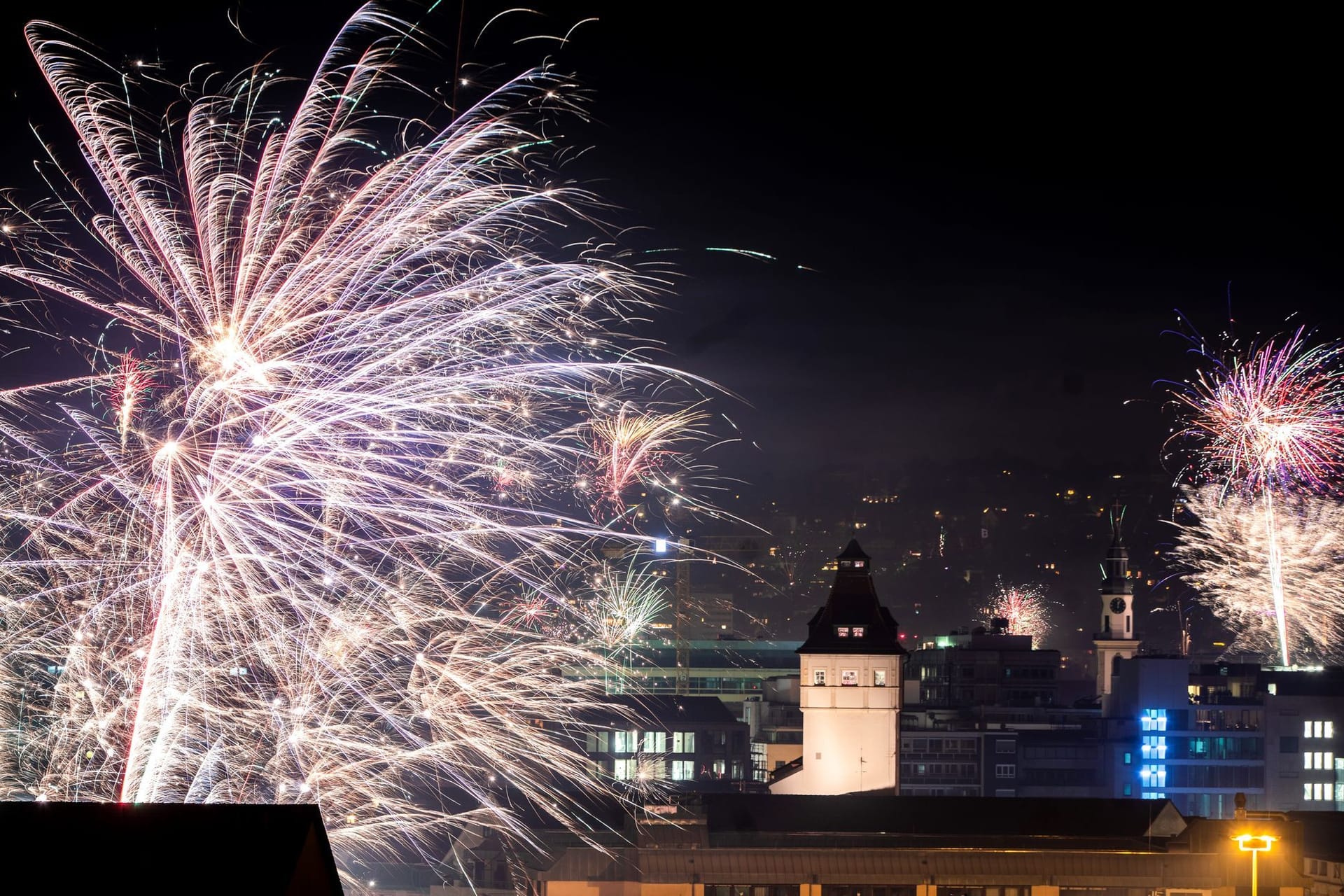 Silvesterraketen über Stuttgart: Das neue Jahr beginnt für sieben Menschen aus Baden-Württemberg mit einer schönen Überraschung.