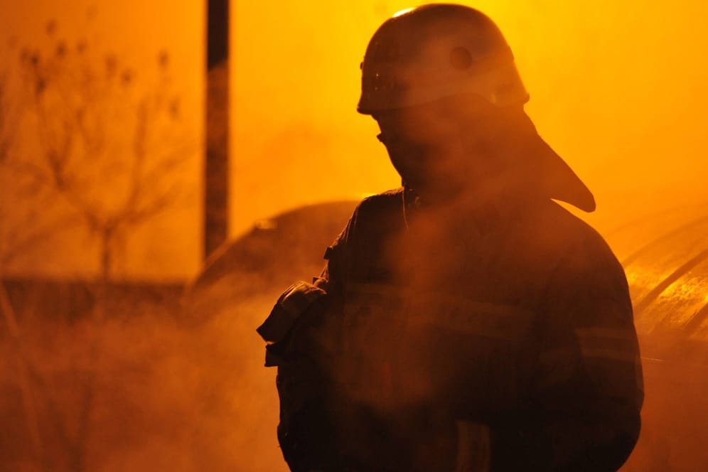 Feuerwehrmann bei Löscharbeiten: In Berlin brannte es an Silvester an vielen Stellen.