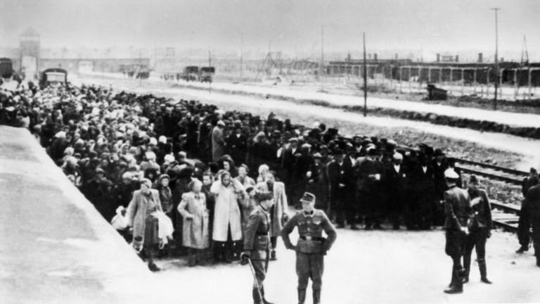 Auschwitz-Birkenau: Bereits bei der Ankunft der Deportierten entschieden SS-Ärzte über Leben und Tod.