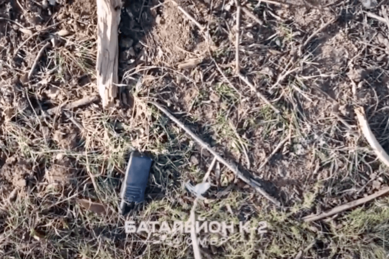 Bildschirmfoto: Ein Greifarm wird zum Walkie-Talkie heruntergelassen.