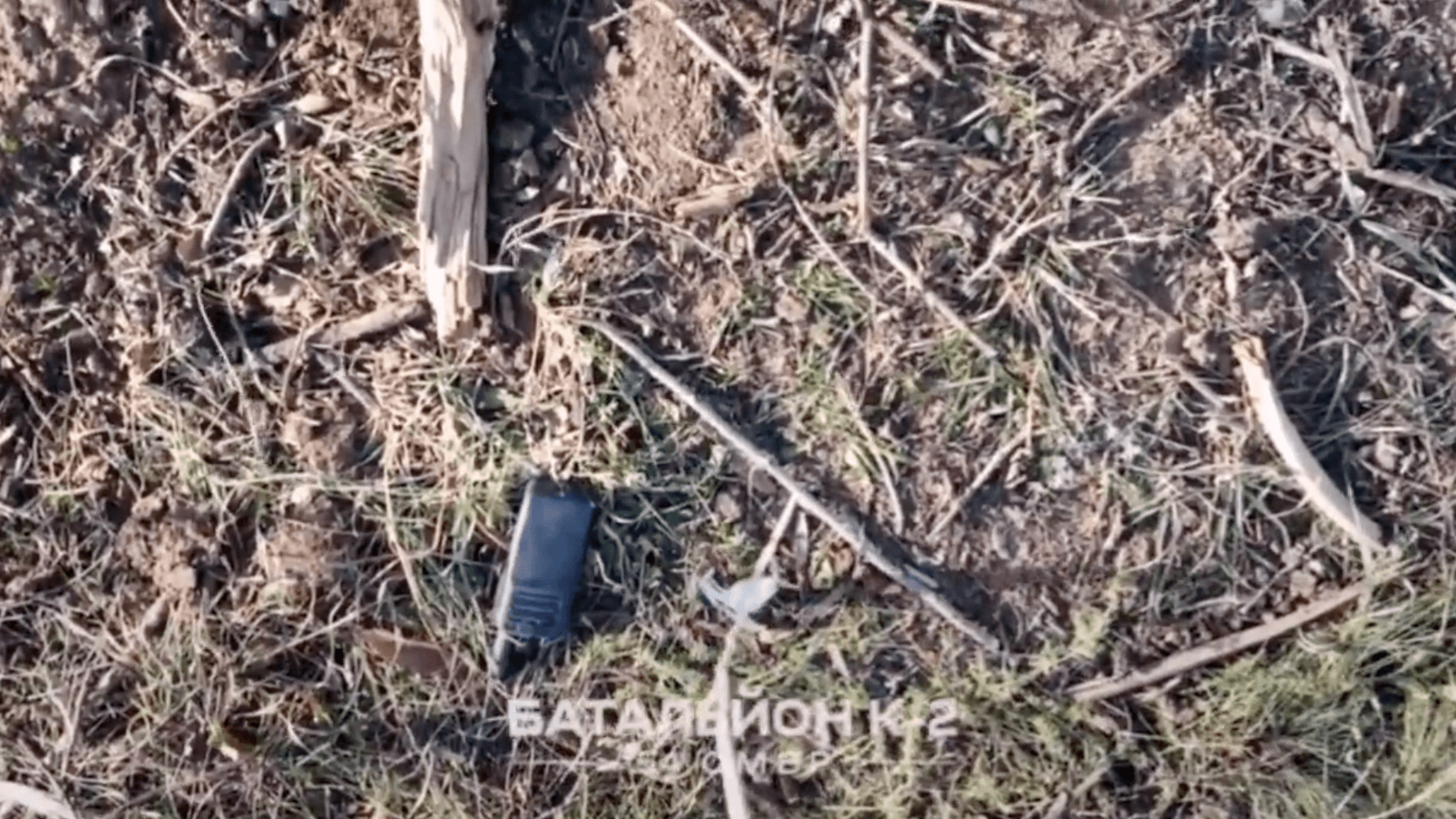 Bildschirmfoto: Ein Greifarm wird zum Walkie-Talkie heruntergelassen.