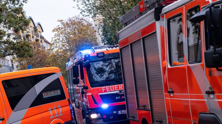 Lösch- und Rettungsfahrzeuge der Berliner Feuerwehr bei einem Einsatz (Symbolbild): Bei einem Brand im Mehrfamilienhaus in Neukölln waren 80 Kräfte im Einsatz.