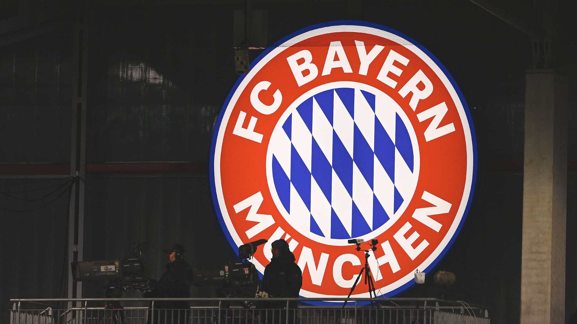 Das Logo des FC Bayern (Archivbild): Der Verein ist beliebter und zugleich verhasster als fast alle anderen Klubs in Deutschland.