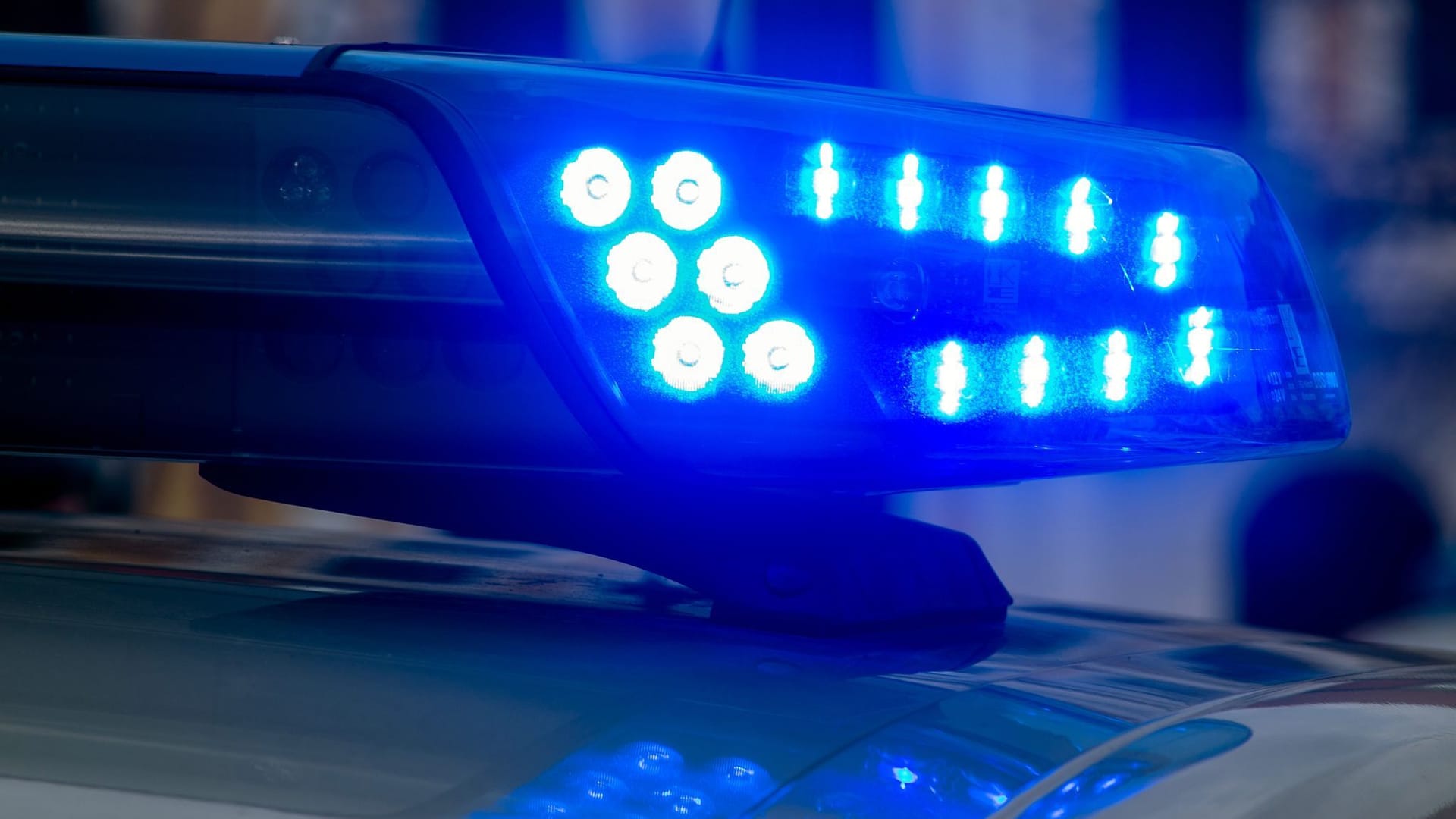 Ein Blaulicht der Polizei leuchtet auf (Symbolbild): Der Mann hatte zunächst mit der Waffe unter anderem auf sich selbst gezielt. Ein Blaulicht der Polizei leuchtet auf (Symbolbild): Der Mann hatte zunächst mit der Waffe unter anderem auf sich selbst gezielt.