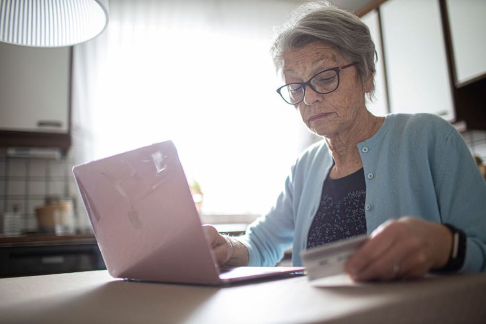 Eine Rentnerin prüft ihren Kontostand (Symbolbild): Witwenrente wird mit anderen Einkommen verrechnet.