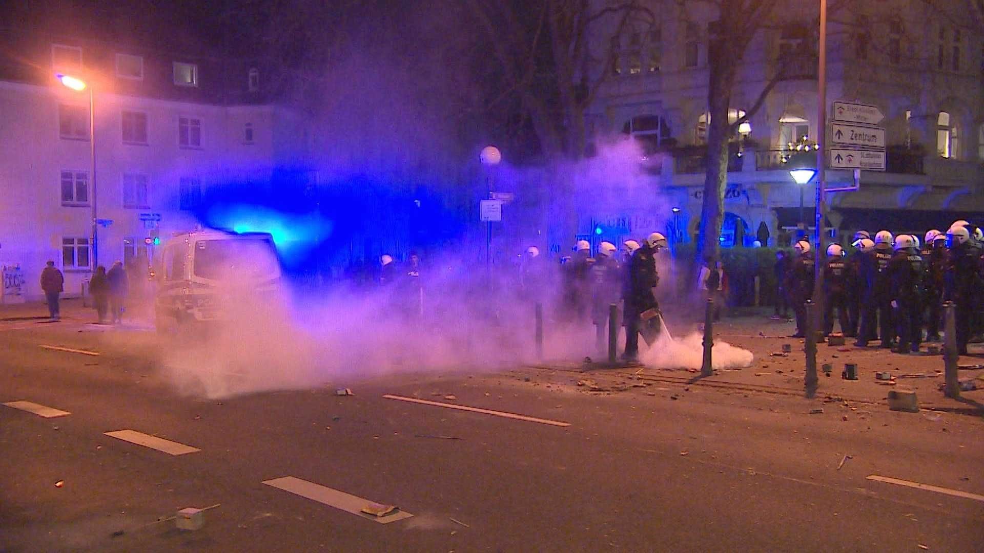 Eine Polizeihundertschaft an der Möllerbrücke: Polizisten löschten brennende Feuerwerkskörper am Boden ab. Eine Polizeihundertschaft an der Möllerbrücke: Polizisten löschten brennende Feuerwerkskörper am Boden ab.