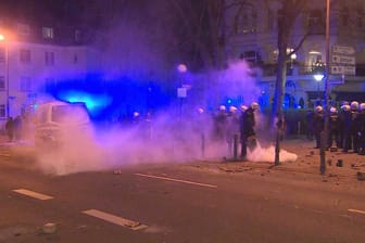 Eine Polizeihundertschaft an der Möllerbrücke: Polizisten löschten brennende Feuerwerkskörper am Boden ab.
