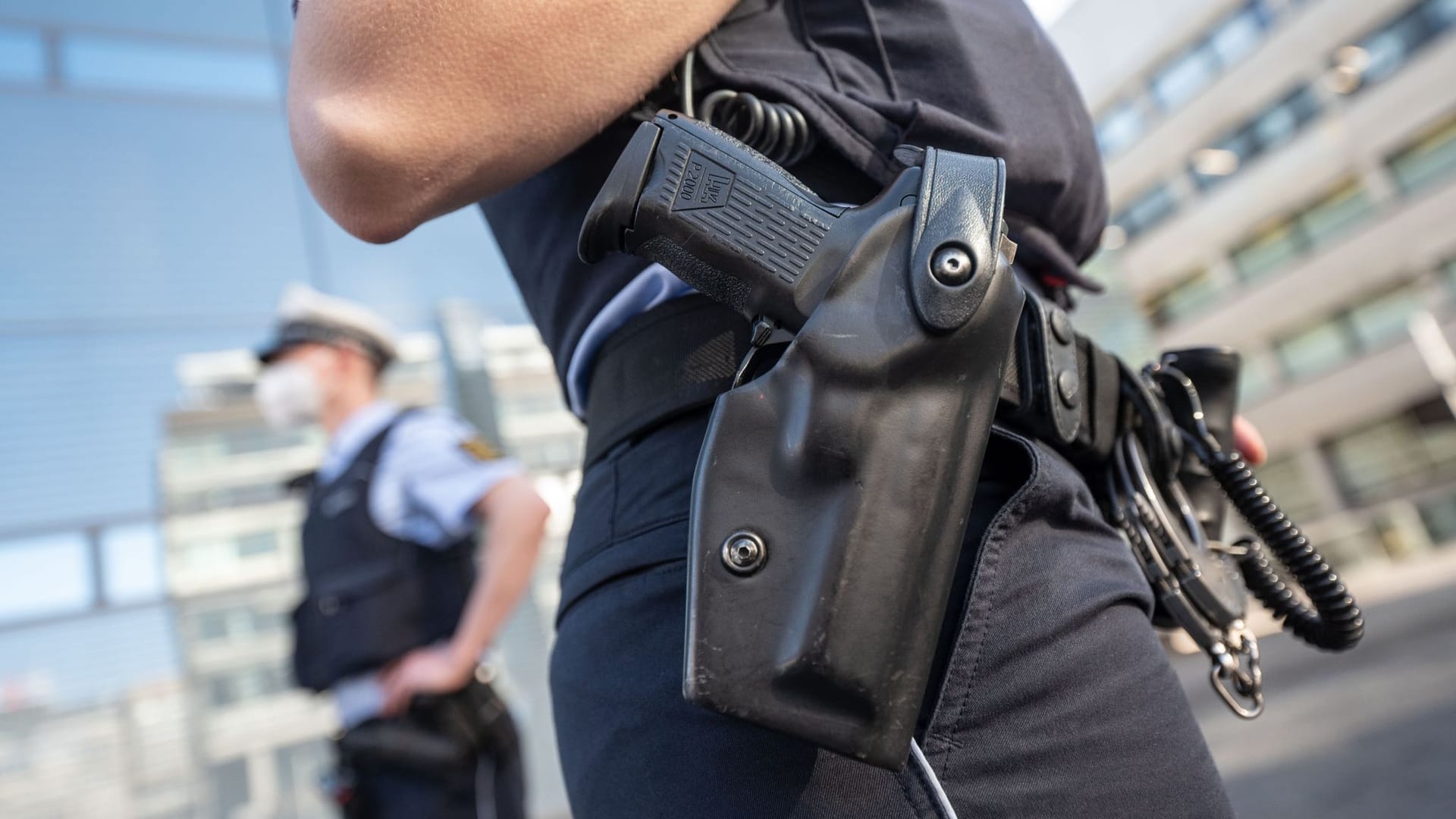 Die Dienstwaffe einer Polizeibeamtin im Holster (Symbolbild): Kaum gebrauchen die Beamten ihre Pistolen so häufig wie in Baden-Württemberg.
