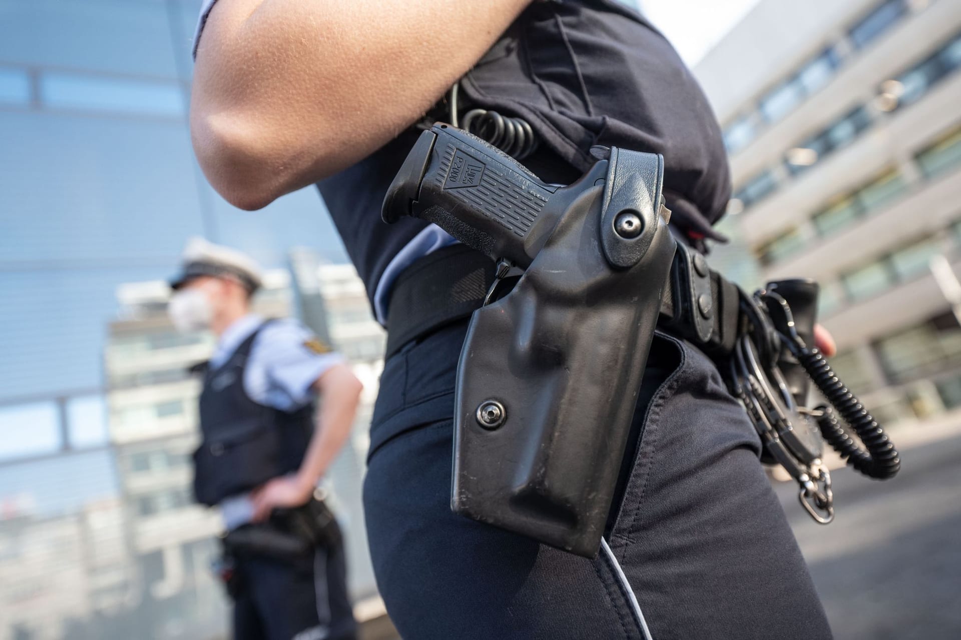Die Dienstwaffe einer Polizeibeamtin im Holster (Symbolbild): Kaum gebrauchen die Beamten ihre Pistolen so häufig wie in Baden-Württemberg.