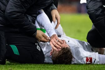 Christoph Kramer liegt verletzt am Boden.