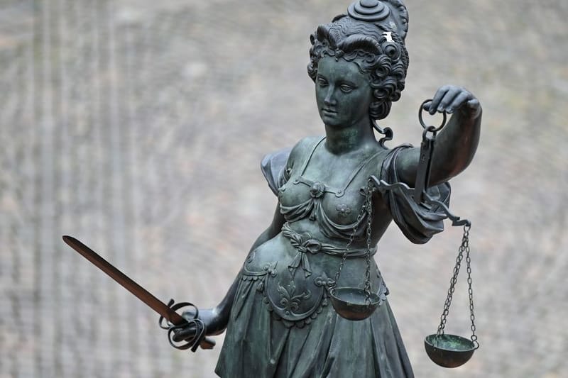 Eine Statue der Justitia hält eine Waage und ein Schwert in der Hand: Der Angeklagte soll auf zwei Polizisten geschossen haben.
