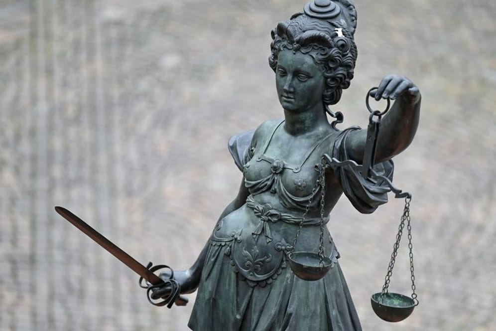 Eine Statue der Justitia hält eine Waage und ein Schwert in der Hand: Der Angeklagte soll auf zwei Polizisten geschossen haben.