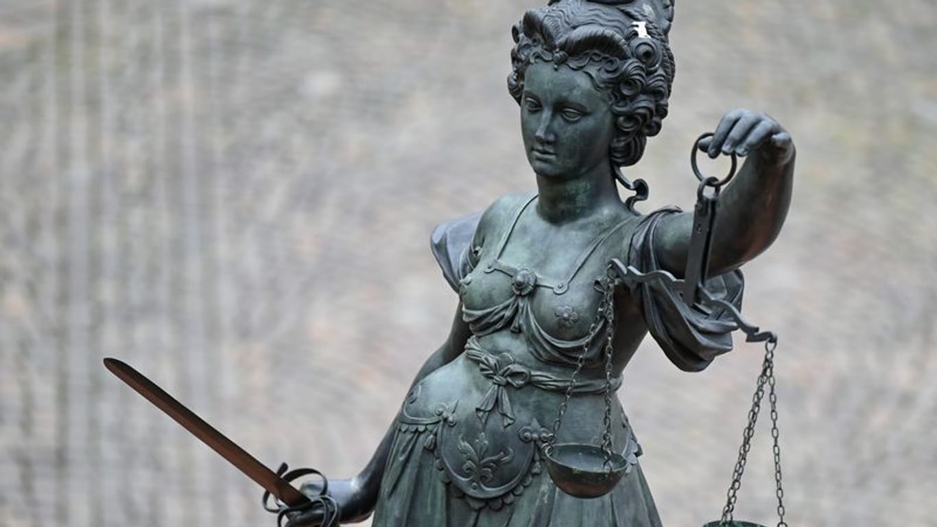 Eine Statue der Justitia hält eine Waage und ein Schwert in der Hand: Der Angeklagte soll auf zwei Polizisten geschossen haben.