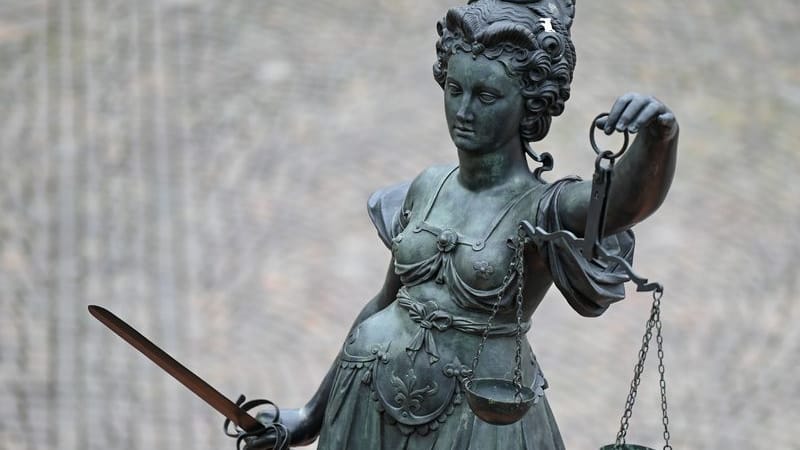 Eine Statue der Justitia hält eine Waage und ein Schwert in der Hand: Der Angeklagte soll auf zwei Polizisten geschossen haben.