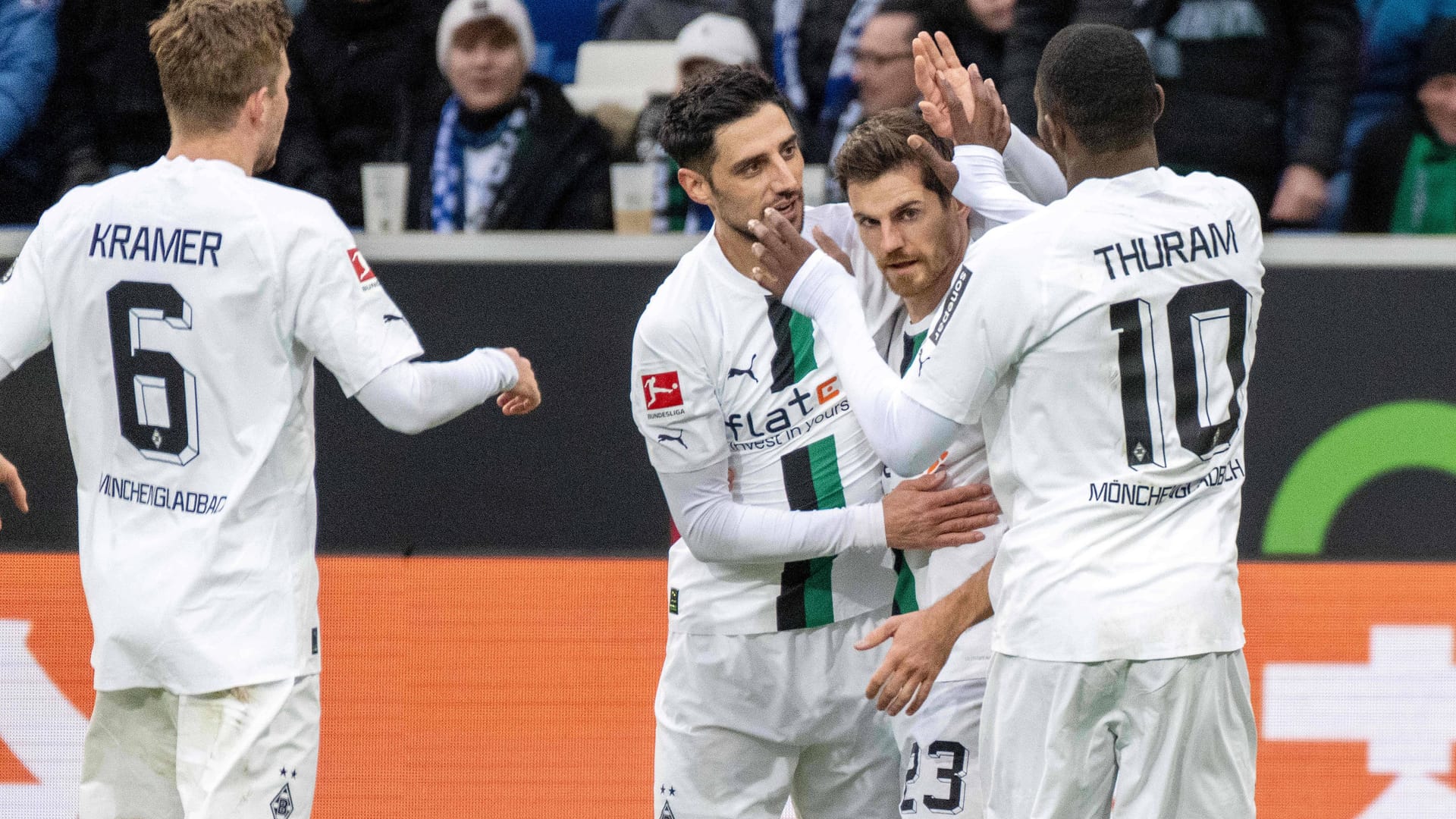 Christoph Kramer (l.) und Lars Stindel (z.v.l.) freuen sich über die Tore: Jonas Hofmann (M.) traf doppelt.