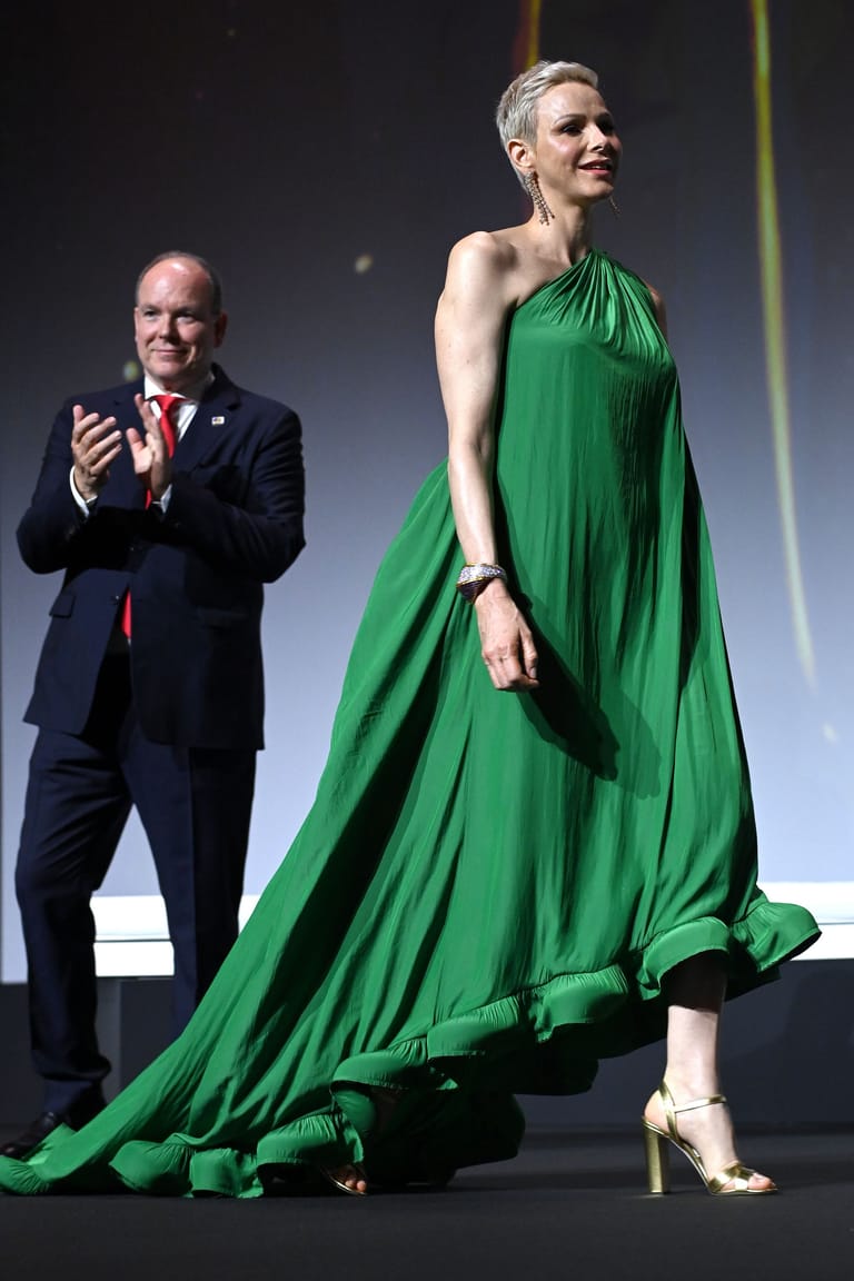 Albert und Charlène im Juni 2022: Die Fürstin setzt auf knalligere Farben, extravagante Schnitte und eine Kurzhaarfrisur.