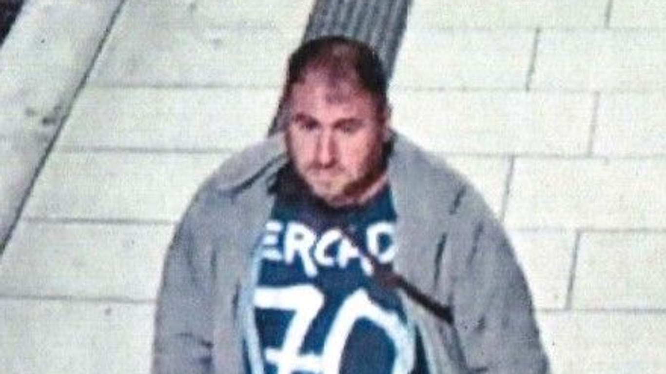 Der Tatverdächtige am Hamburger Hauptbahnhof: Dort wurde er von einer Videokamera gefilmt.