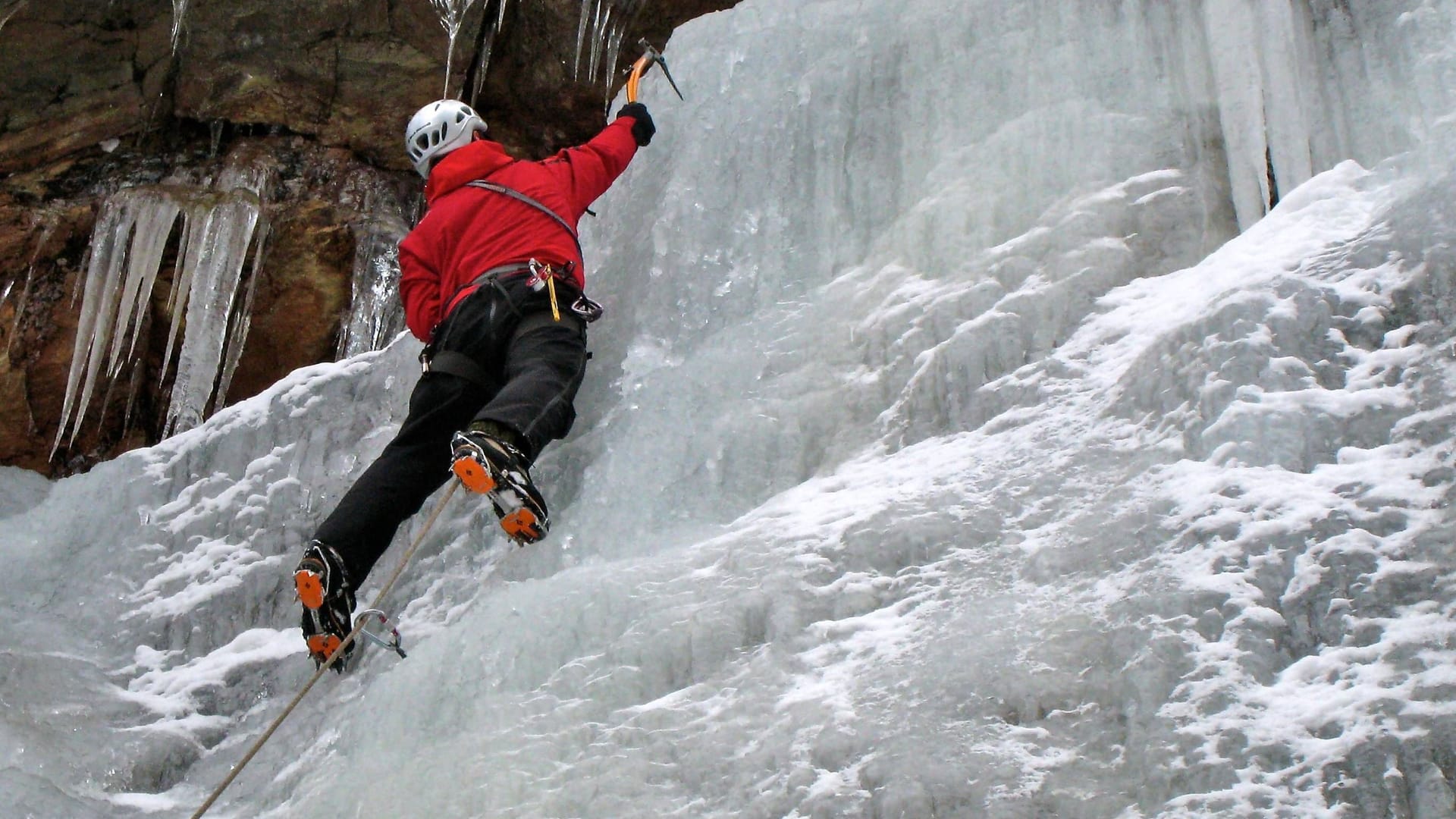 Ein Eiskletterer an einer steilen Wand (Symbolbild): Zwei Münchner konnten sich beim Klettern im Stubachtal gemeinsam aus einer brenzligen Situation befreien. Ein Eiskletterer an einer steilen Wand (Symbolbild): Zwei Münchner konnten sich beim Klettern im Stubachtal gemeinsam aus einer brenzligen Situation befreien.
