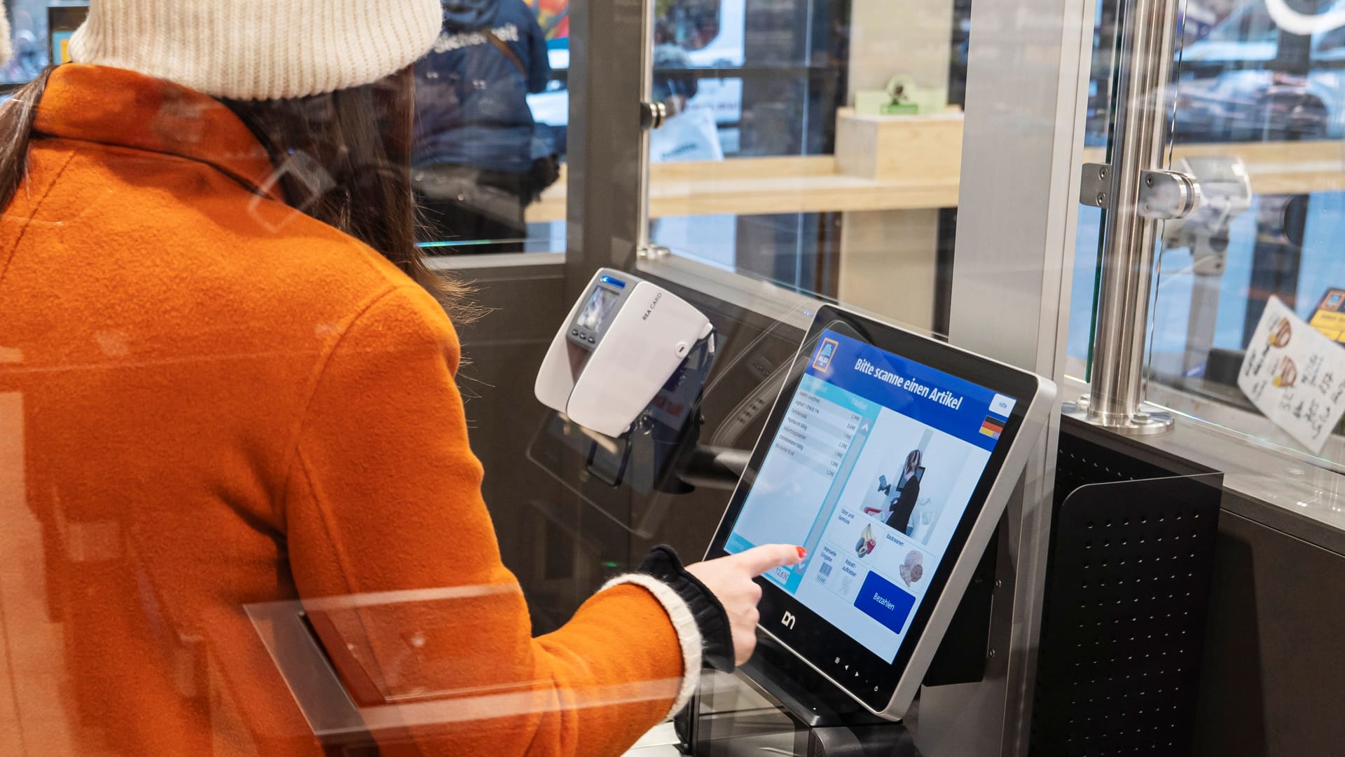 Eine der neuen Self-Checkout-Kassen bei Aldi Süd: Sie werden nur in ausgewählten Filialen eingeführt.