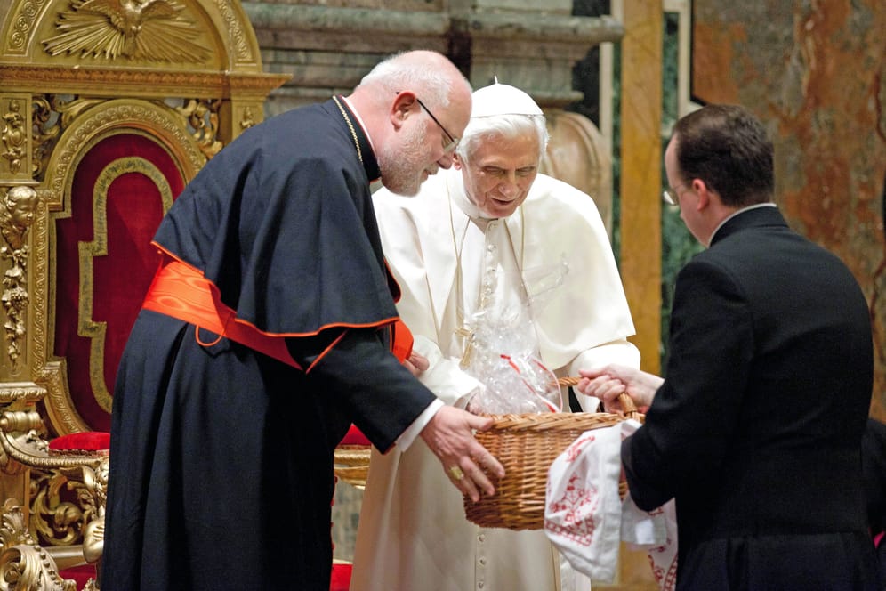 Papst Benedikt XVI. (Mitte) mit Kardinal Reinhard Marx (links) (Archivbild): Der Münchner bezeichnet das Verhältnis der beiden Geistlichen als "wunderbar".