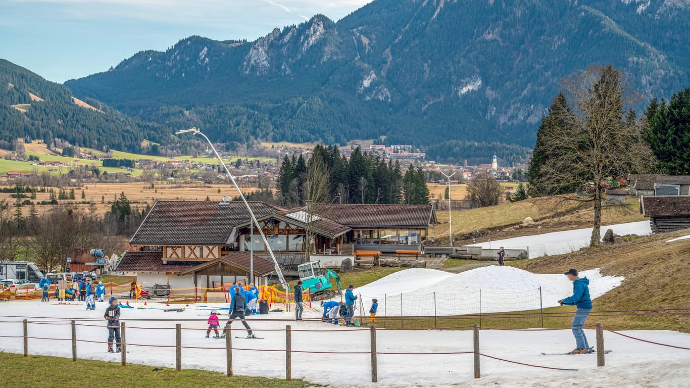 Ein bisschen weiß und sonst doch alles grün: Der Skibetrieb am Steckenberg in Unterammergau ist eingeschränkt.