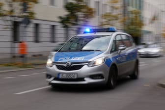 Ein Polizeiauto bei einer Einsatzfahrt mit Blaulicht (Archivbild): In Gropiusstadt hat ein Unbekannter auf einen fahrenden Pkw gefeuert.