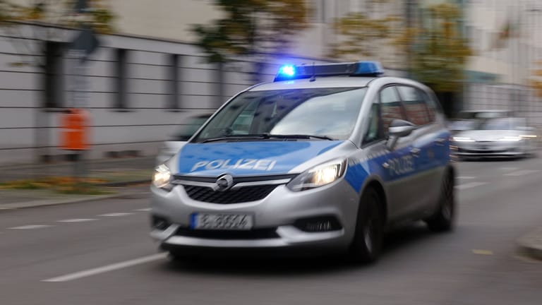 Ein Polizeiauto bei einer Einsatzfahrt mit Blaulicht (Archivbild): In Gropiusstadt hat ein Unbekannter auf einen fahrenden Pkw gefeuert.