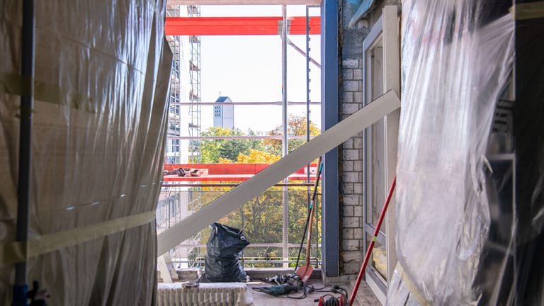 Verwaiste Baustelle? Verlassen Arbeiter schon zur Mittagszeit den Bau, kann das bei Auftraggebern zu Verdruss führen.