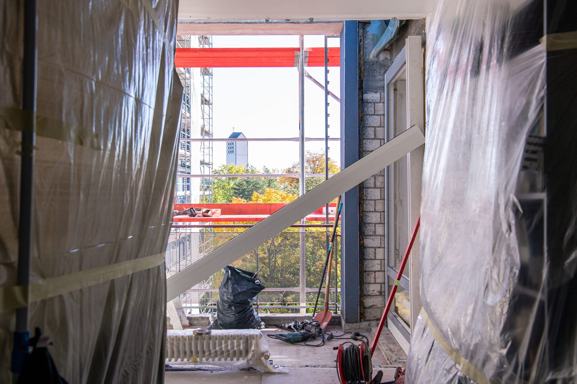 Verwaiste Baustelle? Verlassen Arbeiter schon zur Mittagszeit den Bau, kann das bei Auftraggebern zu Verdruss führen.