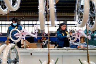 Mitarbeiter in einer Fahrradfabrik in Nordchina: Firmen wie diese beliefern rund 60 Länder weltweit. Doch der internationale Absatz chinesischer Produkte geht aktuell zurück.