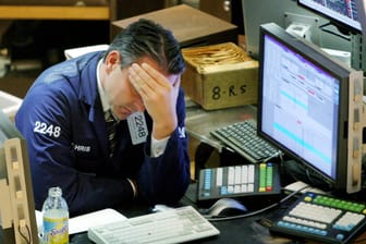 Verzweifelter Broker an der New Yorker Wall Street: Die Finanzkrise 2008 gilt als Zäsur. Doch die Finanzbranche scheut auch heute nicht vor riskanten Investitionen zurück - ohne sich selbst abzusichern.