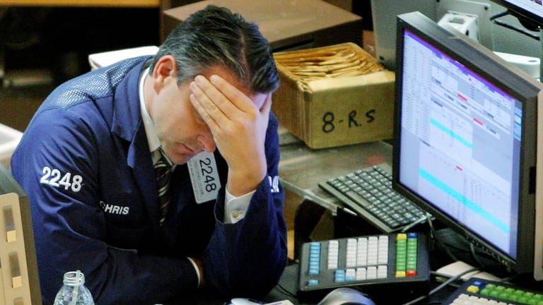 Verzweifelter Broker an der New Yorker Wall Street: Die Finanzkrise 2008 gilt als Zäsur. Doch die Finanzbranche scheut auch heute nicht vor riskanten Investitionen zurück - ohne sich selbst abzusichern.