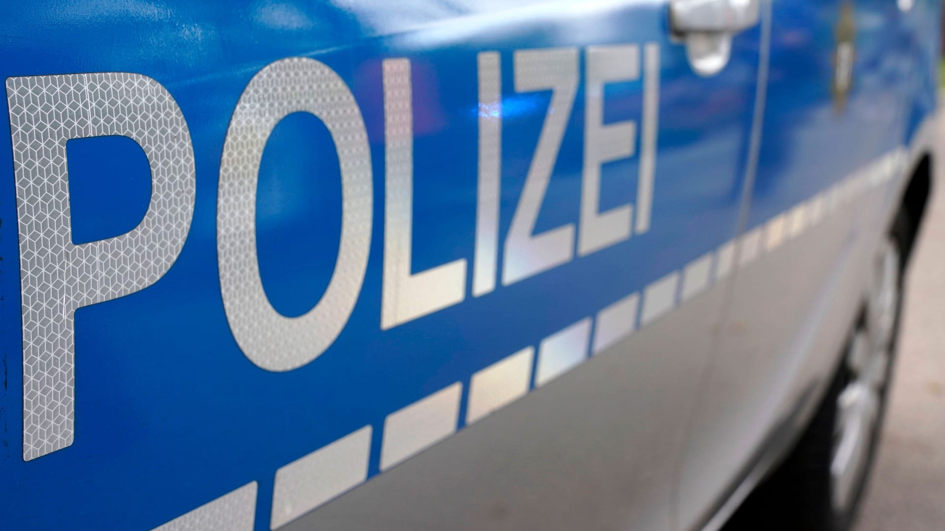 Schriftzug der Polizei an Poizeifahrzeug (Symbolbild): Nachdem die Feuerwehr in einem Hotel in Zwiesel eine Leiche gefunden hat, ermittelt die Kriminalpolizei. Schriftzug der Polizei an Poizeifahrzeug (Symbolbild): Nachdem die Feuerwehr in einem Hotel in Zwiesel eine Leiche gefunden hat, ermittelt die Kriminalpolizei.