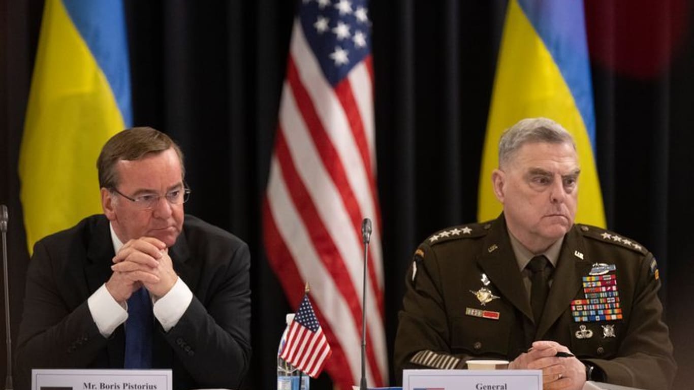Der deutsche Verteidigungsminister sitzt bei der Ukraine-Konferenz auf der US-Airbase Ramstein neben US-General Mark Miller.