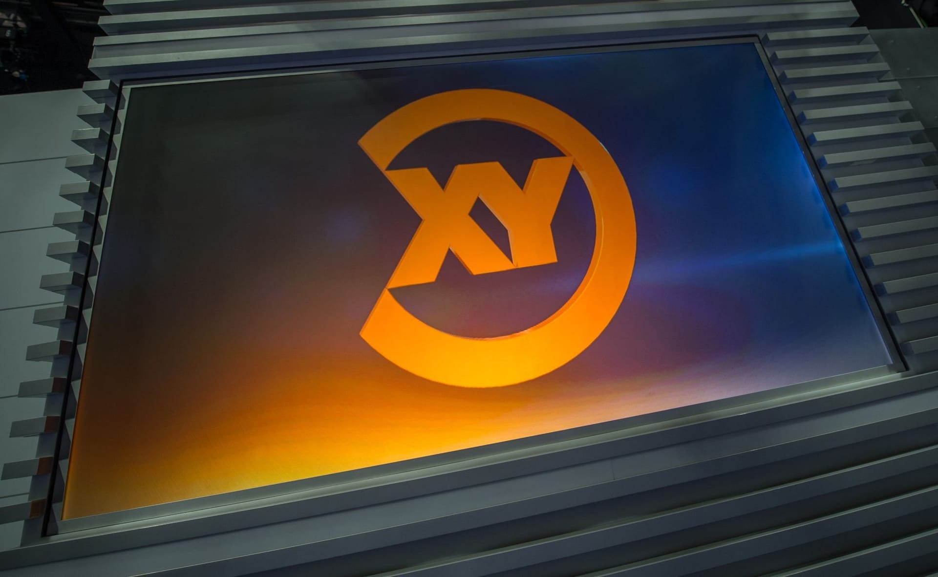Eine Projektion des Logos der Sendung "Aktenzeichen XY ...ungelöst" (Symbolbild): Trotz eines Beitrags zum Mord von Simone Langer haben die Ermittler keine neue Spur.