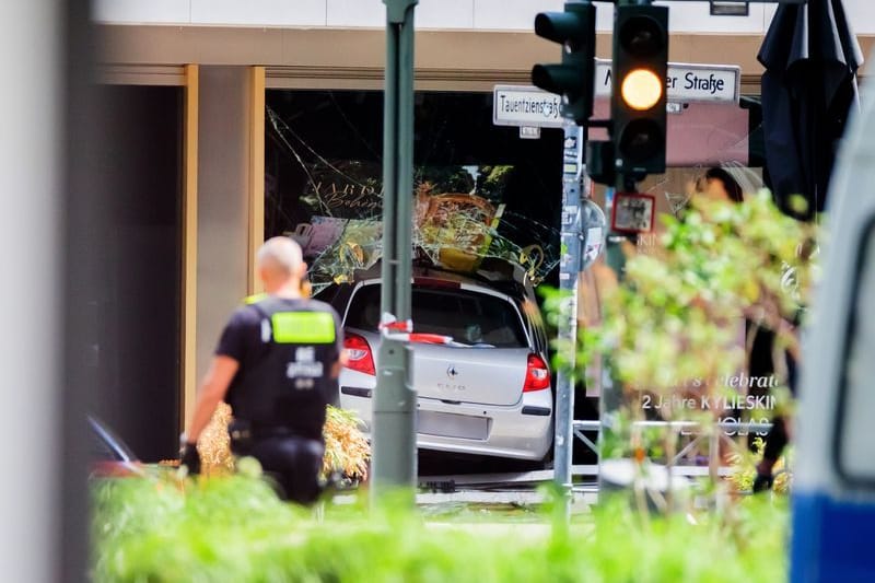 Das Auto des Todesfahrers: Am Ende raste der Mann in ein Schaufenster.