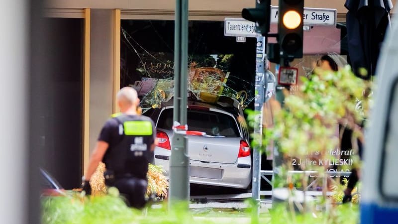 Das Auto des Todesfahrers: Am Ende raste der Mann in ein Schaufenster.