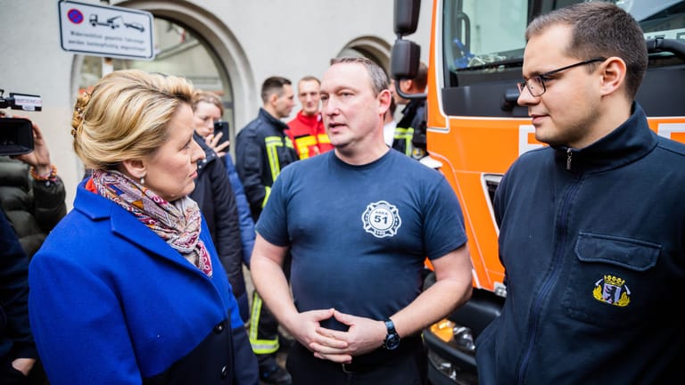 Berlins Regierende Bürgermeisterin Franziska Giffey im Gespräch mit Feuerwehrleuten: Die Politik verspricht Änderungen.