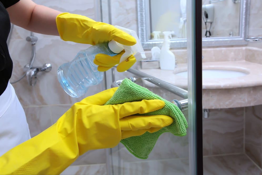 Gummidichtung der Dusche reinigen: Klassische Hausmittel wie Essig eignen sich bestens, um Kalk zu entfernen.